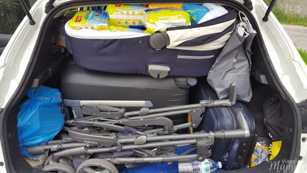 Viaggiare con neonati: cosa mettere in valigia