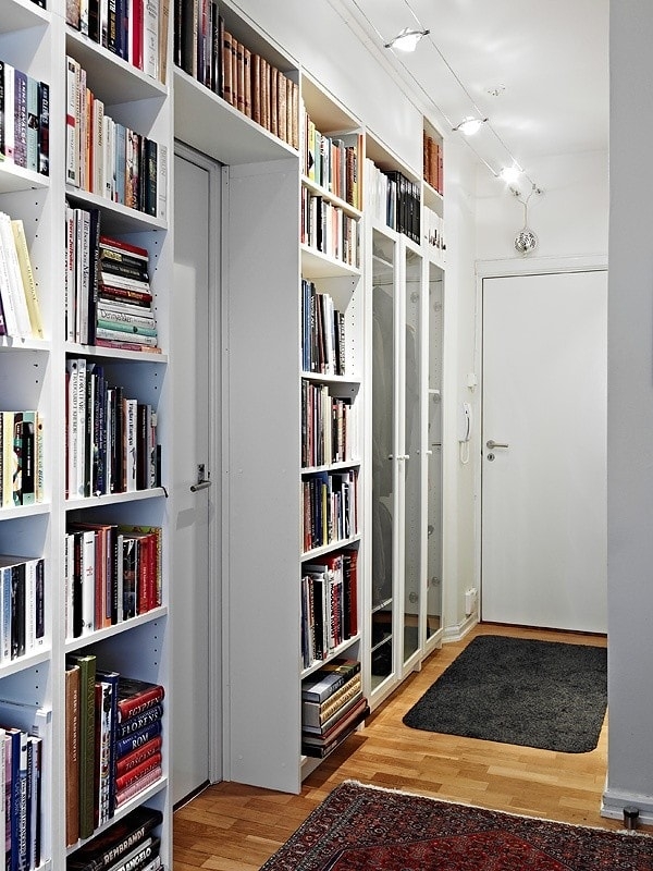 Come arredare l’ingresso di casa: 10 soluzioni -ingresso libreria-