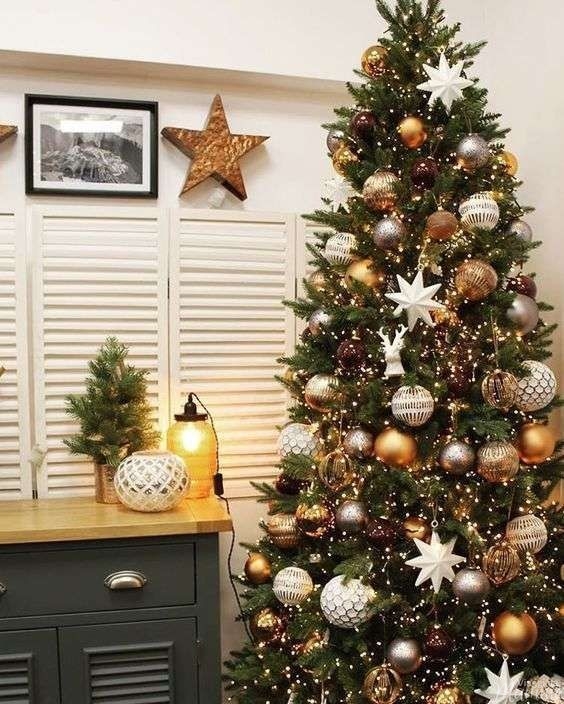 Come mettere le luci sull'albero di Natale