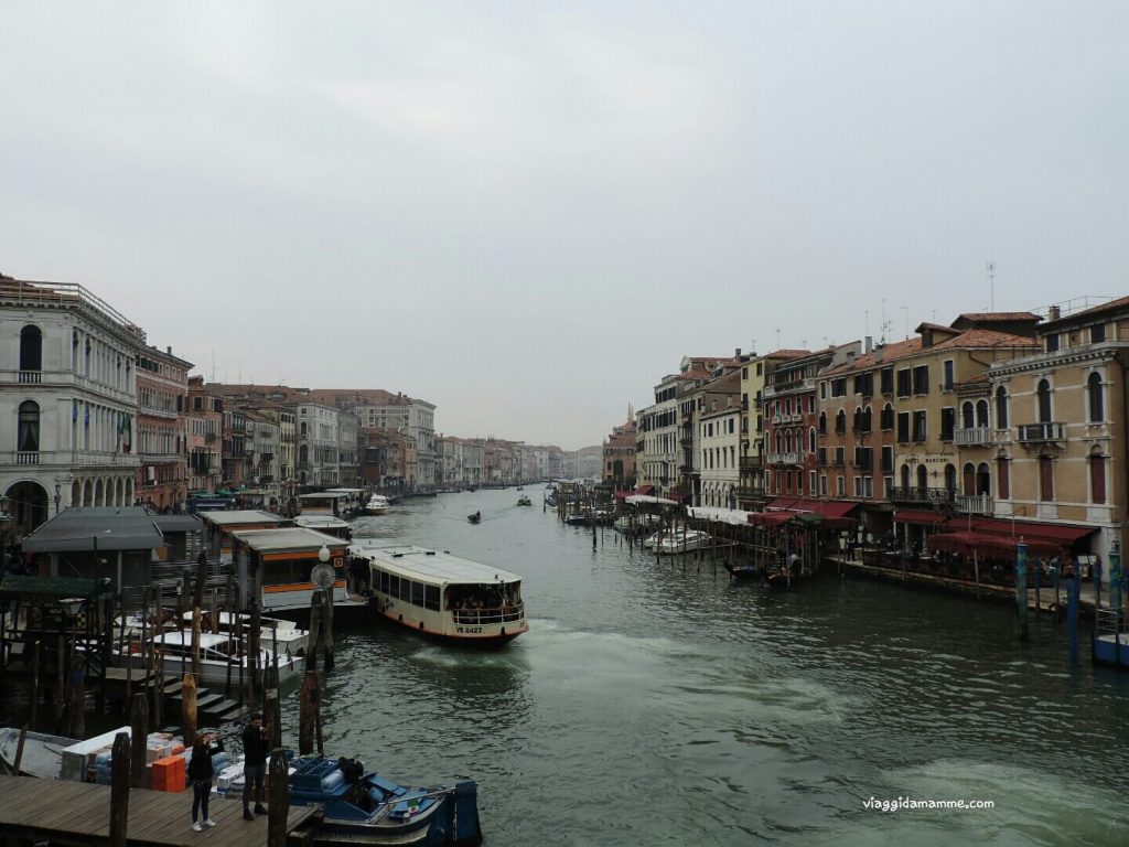 Cosa vedere a Venezia con i bambini in tre giorni - Vaporetto sul Canal Grande -