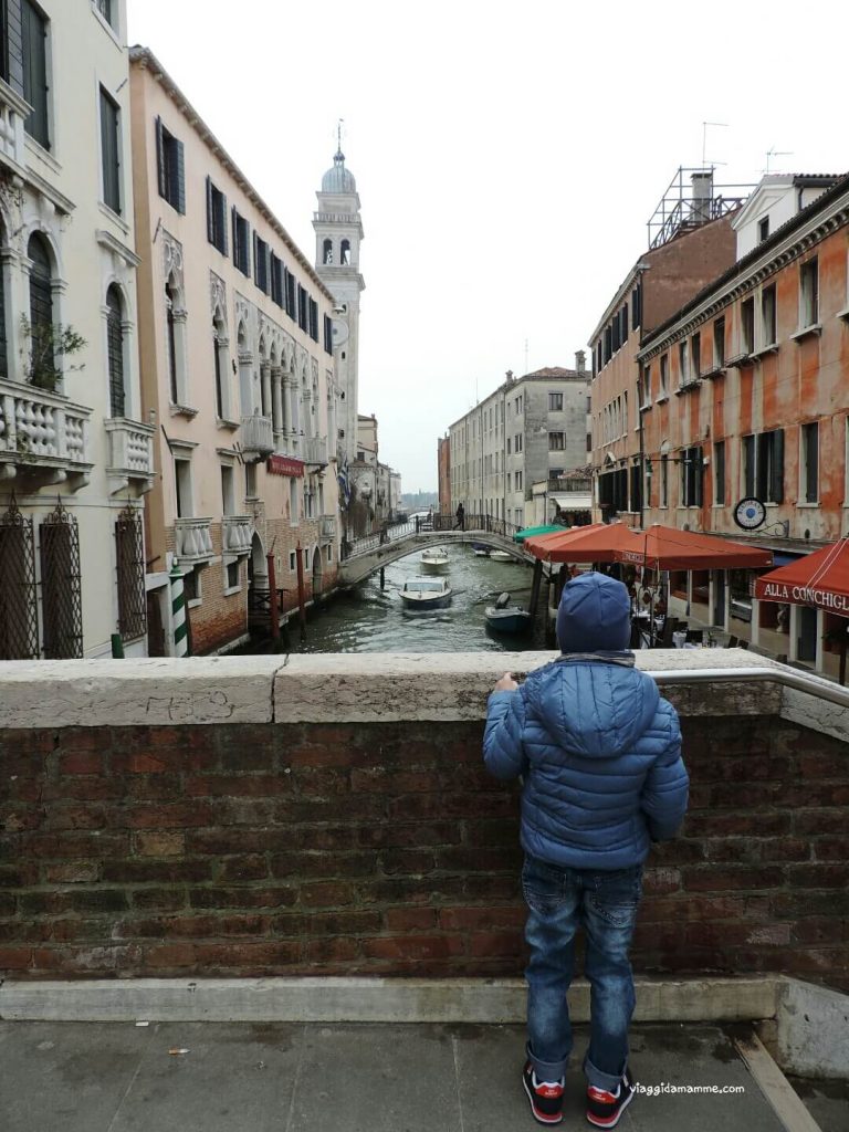 Cosa vedere a Venezia con i bambini in tre giorni - Chiesa di San Giorgio dei Greci, particolare campanile storto -